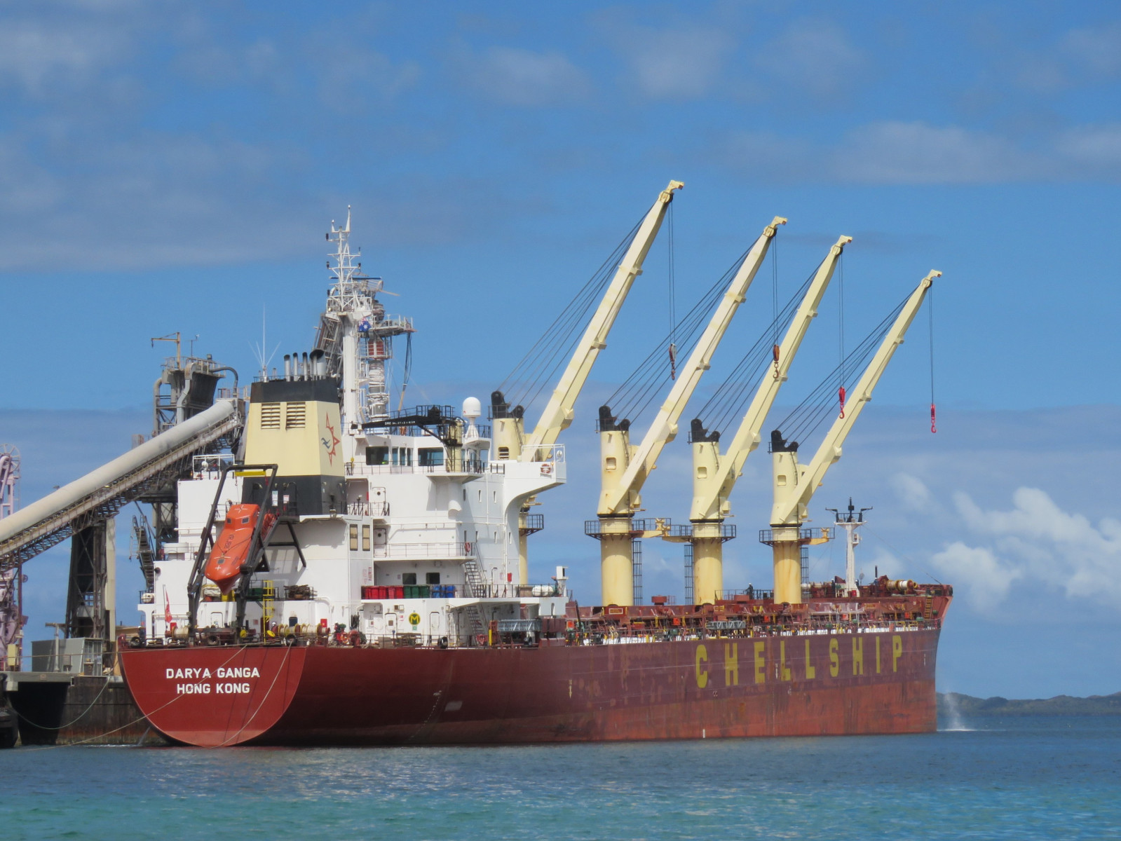 Bulk carrier at a jetty. Photo: Calistemon, CC BY-SA 4.0, via Wikimedia Commons.