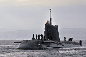Submarin al Marinei Regale Britanice la baza navală HM Naval Base Clyde, unde vor fi amenajate noi docuri plutitoare pentru flota de submarine.